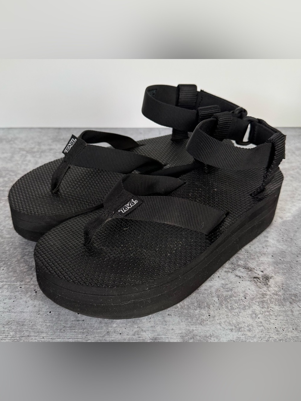 TEVA Flatform Universal Platform Sandal black women’s size 7